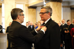 Galeria zdjęć z uroczystości wręczenia odznaczeń państwowych przez wojewodę Jarosława Wieczorka /fot. A. Karendał/
