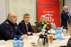 Galeria ze zdjęciami z odbywającej się w Centrum Powiadamiania Ratunkowego konferencji prasowej z udziałem wojewody Jarosława Wieczorka nt. przejęcia przez nr  112 numeru alarmowego policji 997 /fot. A. Karendał/