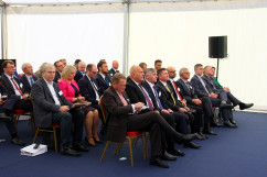 Fotogaleria z uroczystości, podczas której zapowiedziano powstanie nowego zakładu produkcji szkła w Częstochowie. Udział w niej wziął wiceminister rozwoju Tadeusz Kościński i wicewojewoda śląski Mariusz Trepka.