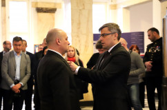 Galeria zdjęć z uroczystości wręczenia odznaczeń państwowych przez wojewodę Jarosława Wieczorka /fot. A. Karendał/