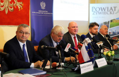 Galeria zdjęć z wizyty roboczej w powiecie żywieckim ministrów Polski i Słowacji odpowiedzialnych za infrastrukturę i transport, w której uczestniczył wicewojewoda Jan Chrząszcz /fot. A. Karendał/