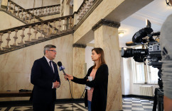 Galeria zdjęć z uroczystego przekazania promes na usuwanie skutków klęsk żywiołowych przez Wojewodę Jarosława Wieczorka /fot. Anna Karendał/