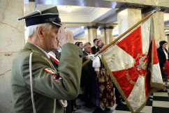 Fotogaleria zawiera zdjęcia z uroczystości wręczenia orderów i odznaczeń państwowych, które w imieniu Prezydenta RP wręczył wojewoda Jarosław Wieczorek w asyście II wicewojewody Mariusza Trepki. Odznaczenia odebrały osoby zasłużone w różnych dziedzinach życia społecznego, działalności  kulturalnej, charytatywnej oraz pracy zawodowej. Uroczystość uświetnił występ orkiestry Komendy Wojewódzkiej Policji w Katowicach oraz artystów Zespołu Pieśni i Tańca Śląsk.
