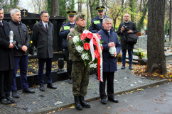 Fotogaleria przedstawia składanie przez wojewodów kwiatów oraz zapalanie zniczy na cmentarzach i mogiłach w związku z dniem Wszystkich Świętych
