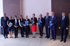 Fotogaleria zawiera zdjęcia z uroczystości w Knurowie zorganizowanej z okazji Dnia Edukacji Narodowej z udziałem wojewody Jarosława Wieczorka oraz dyrektora generalnego Urzędu Adama Ostaleckiego /fot. A. Karendał/