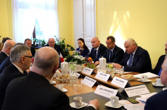 Galeria zdjęć z wizyty roboczej w powiecie żywieckim ministrów Polski i Słowacji odpowiedzialnych za infrastrukturę i transport, w której uczestniczył wicewojewoda Jan Chrząszcz /fot. A. Karendał/