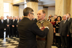 Galeria zdjęć z uroczystości wręczenia odznaczeń państwowych przez wojewodę Jarosława Wieczorka /fot. A. Karendał/