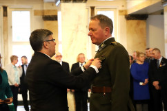 Galeria zdjęć z uroczystości wręczenia odznaczeń państwowych przez wojewodę Jarosława Wieczorka /fot. A. Karendał/