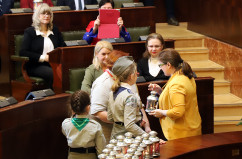 Galeria zdjęć z przekazania Betlejemskiego Światełka Pokoju podczas sesji Sejmiku Województwa Śląskiego /fot. A. Karendał/