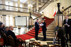 Galeria zdjęć z uroczystego przekazania promes na usuwanie skutków klęsk żywiołowych przez Wojewodę Jarosława Wieczorka /fot. Anna Karendał/