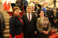 Galeria zdjęć z uroczystości wręczenia odznaczeń państwowych, która odbyła się w westybulu Urzędu /fot. A. Karendał/