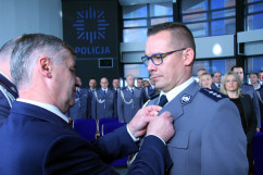 Fotogaleria z uroczystości wręczenia Medali za Długoletnią Służbę policjantom i pracownikom Policji / zdjęcie: K. Kamasiński
