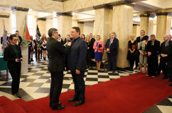 Galeria zdjęć z uroczystości wręczenia odznaczeń państwowych przez wojewodę Jarosława Wieczorka /fot. A. Karendał/