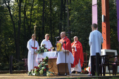 Fotogaleria przedstawia uroczystości, które odbyły się na polanie 