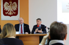 O najnowszej edycji programu „Senior+” i zmianach w systemie pomocy społecznej rozmawiano dziś w bielskiej delegaturze Śląskiego Urzędu Wojewódzkiego. Odwiedzono też klub seniora w Wilamowicach /fot. A. Karendał/