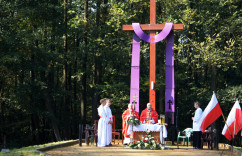 Fotogaleria przedstawia uroczystości, które odbyły się na polanie 