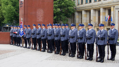 Zdjęcia z uroczystości podniesienia flagi na maszt z okazji Dnia Flagi Rzeczpospolitej Polskiej.