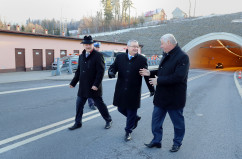 Galeria zdjęć z wizyty roboczej w powiecie żywieckim ministrów Polski i Słowacji odpowiedzialnych za infrastrukturę i transport, w której uczestniczył wicewojewoda Jan Chrząszcz /fot. A. Karendał/