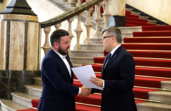 Galeria zdjęć z uroczystego przekazania promes na usuwanie skutków klęsk żywiołowych przez Wojewodę Jarosława Wieczorka /fot. Anna Karendał/