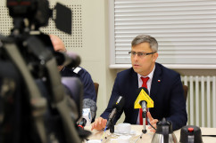 Galeria ze zdjęciami z odbywającej się w Centrum Powiadamiania Ratunkowego konferencji prasowej z udziałem wojewody Jarosława Wieczorka nt. przejęcia przez nr  112 numeru alarmowego policji 997 /fot. A. Karendał/