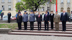 Zdjęcia z uroczystości podniesienia flagi na maszt z okazji Dnia Flagi Rzeczpospolitej Polskiej.