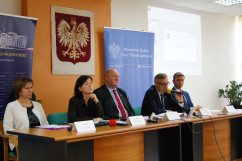 Fotogaleria dotyczy konferencji prasowej poświęconej programom 