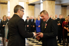Galeria zdjęć z uroczystości wręczenia odznaczeń państwowych przez wojewodę Jarosława Wieczorka /fot. A. Karendał/