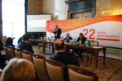 Fotogaleria z konferencji z udziałem przedstawicieli Ministerstwa Sprawiedliwości, poświęconej prawom rodziny.