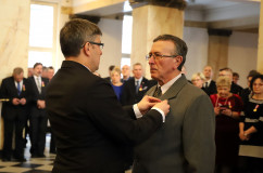 Galeria zdjęć z uroczystości wręczenia odznaczeń państwowych przez wojewodę Jarosława Wieczorka /fot. A. Karendał/