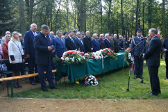 Fotogaleria przedstawia uroczystości, które odbyły się na polanie 