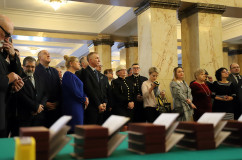 Galeria zdjęć z uroczystości wręczenia odznaczeń państwowych przez wojewodę Jarosława Wieczorka /fot. A. Karendał/