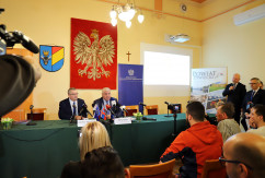 Galeria zdjęć z wizyty roboczej w powiecie żywieckim ministrów Polski i Słowacji odpowiedzialnych za infrastrukturę i transport, w której uczestniczył wicewojewoda Jan Chrząszcz /fot. A. Karendał/