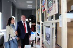 Galeria zawiera zdjęcia z wręczenia nagród laureatom etapu wojewódzkiego XV edycji Ogólnopolskiego Konkursu Plastycznego nt. sztuki osób niepełnosprawnych z udziałem wicewojewody Jana Chrząszcza. Uroczystości towarzyszyła wystawa prac konkursowych.