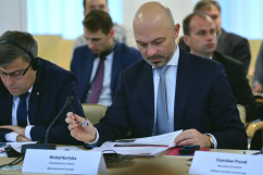 Galeria zawiera zdjęcia ze spotkania Komisji Europejskiej w Ministerstwie Energii z udziałem wojewody Jarosława Wieczorka. 