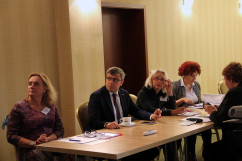 Fotogaleria zawiera zdjęcia ze spotkania urzędników wydziałów zdrowia z wojewodą Jarosławem Wieczorkiem /fot. A. Karendał/