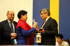 Galeria zdjęć z przekazania Betlejemskiego Światełka Pokoju podczas sesji Sejmiku Województwa Śląskiego /fot. A. Karendał/