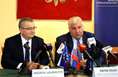 Galeria zdjęć z wizyty roboczej w powiecie żywieckim ministrów Polski i Słowacji odpowiedzialnych za infrastrukturę i transport, w której uczestniczył wicewojewoda Jan Chrząszcz /fot. A. Karendał/