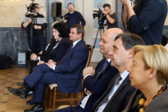 Galeria zdjęć z podpisania umowy na dofinansowanie projektu zakładającego dofinansowanie infrastruktury tramwajowej w Aglomeracji Śląsko-Zagłębiowskiej.
