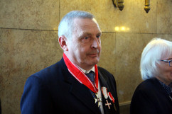 Galeria zdjęć z uroczystości wręczenia nauczycielom medali Komisji Edukacji Narodowej oraz nagród Ministra Edukacji Narodowej i Śląskiego Kuratora Oświaty, z udziałem wicewojewody Mariusza Trepki.