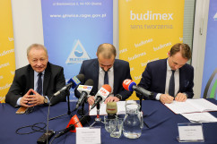 Zdjęcia z podpisania umowy na dokończenie budowy zbiornika Racibórz Dolny z udziałem wojewody Jarosława Wieczorka /fot. A. Karendał/