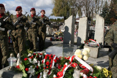 Fotogaleria przedstawia składanie przez wojewodów kwiatów oraz zapalanie zniczy na cmentarzach i mogiłach w związku z dniem Wszystkich Świętych
