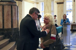 Galeria zdjęć z uroczystości wręczenia odznaczeń państwowych, która odbyła się w westybulu Urzędu /fot. A. Karendał/