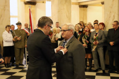 Galeria zdjęć z uroczystości wręczenia odznaczeń państwowych, która odbyła się w westybulu Urzędu /fot. A. Karendał/