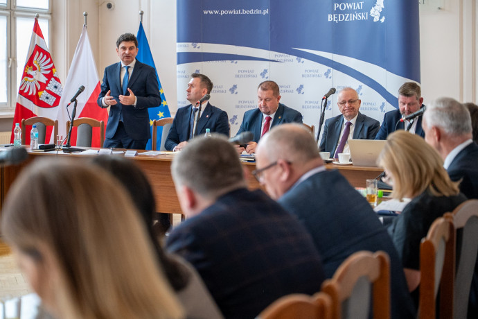 Wojewoda Śląski Marek Wójcik przemawia podczas otwarcia wydarzenia.