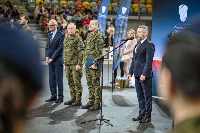 Wicewojewoda Śląski przemawia podczas wydarzenia.