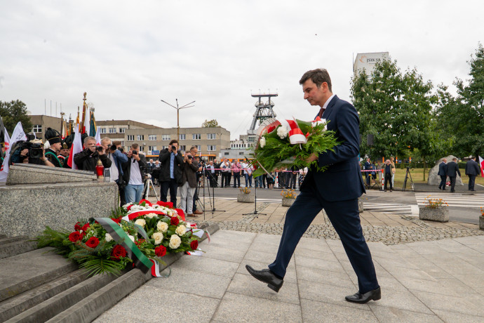 Wojewoda Śląski składa kwiaty pod pomnikiem Porozumienia Jastrzębskiego.