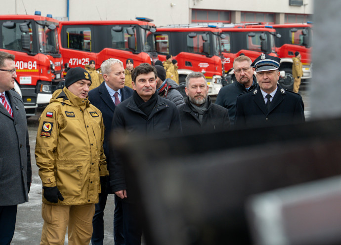 Uczestnicy uroczystego przekazania sprzętu.