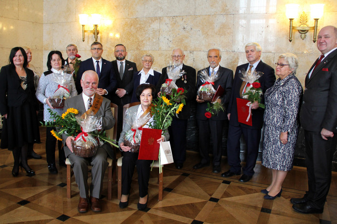 Zdjęcie wyróżnionych seniorów wraz z kapitułą konkursową /fot. A. Karendał/
