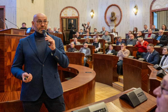 Minister Sportu i Turystyki mówi do samorządowców.