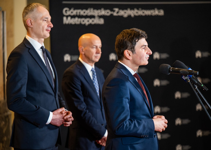 Wojewoda Śląski podczas briefingu prasowego.
